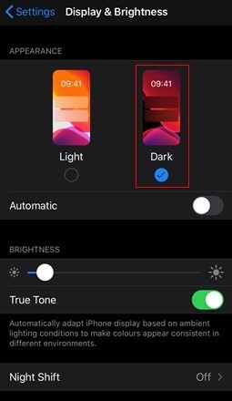 Screenshot der Aktivierung des Dunkelmodus in iOS