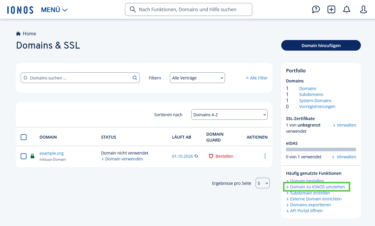 Benutzeroberfläche des Bereichs Domains & SSL im IONOS Konto. Der Link „Domain zu IONOS umziehen“ ist hervorgehoben.