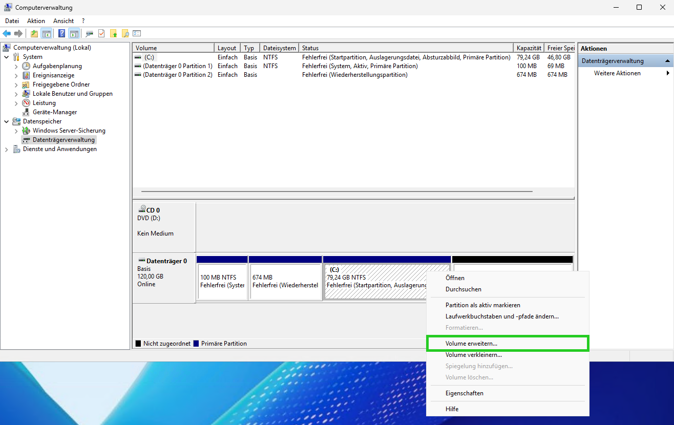 Screenshot: In der Computerverwaltung wird die Datenträgerverwaltung angezeigt. In der Datenträgerverwaltung wird neben der zu erweiternden Partition ein Menü angezeigt. In diesem Menü ist die Aktion Volume erweitern hervorgehoben.