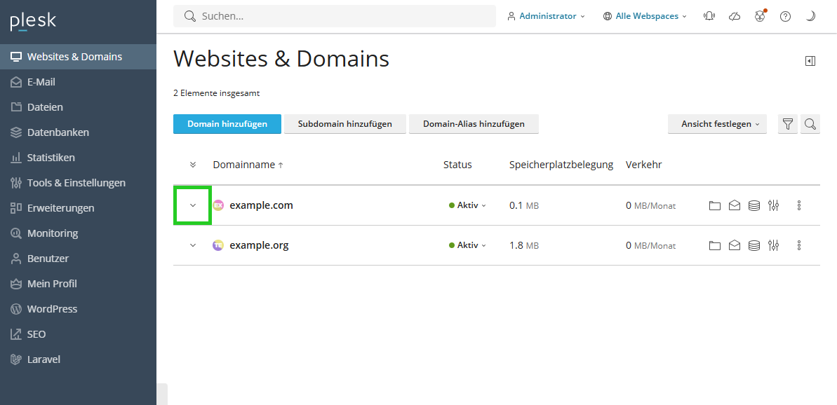 Screenshot: In Plesk wird der Bereich Websites & Domains angezeigt. In diesem Bereich ist neben einer Domain ein nach unten zeigenden Pfeil hervorgehoben.