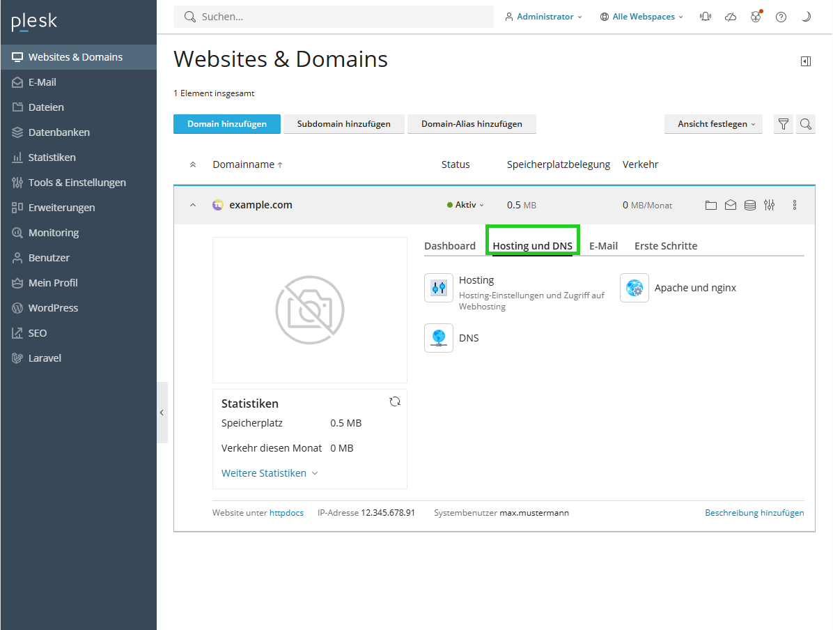 Screenshot: In Plesk wird der Bereich Websites & Domains angezeigt. In diesem Bereich ist in der Detailübersicht der Domain example.com der Reiter Hosting und DNS hervorgehoben.
