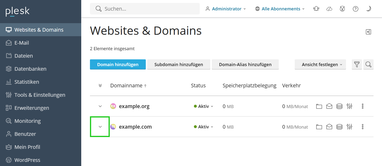 Screenshot: In Plesk wird der Bereich Websites & Domains angezeigt. In diesem Bereich ist der nach unten zeigende Pfeil neben der Domain example.com hervorgehoben.