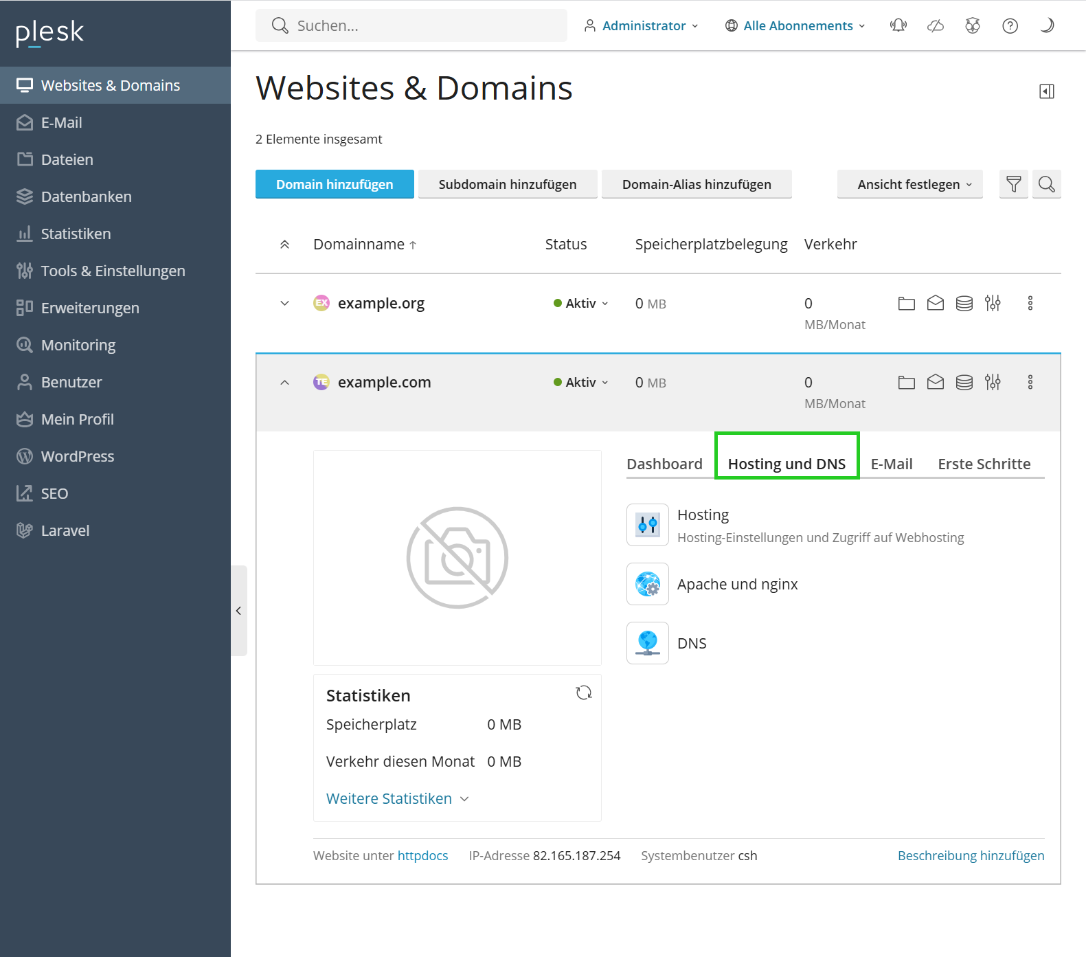 Screenshot: In Plesk wird der Bereich Websites & Domains angezeigt. In diesem Bereich ist der Reiter Hosting und DNS hervorgehoben. In diesem Bereich können Sie die DNS-Einstellungen der ausgewählten Domain verwalten. 