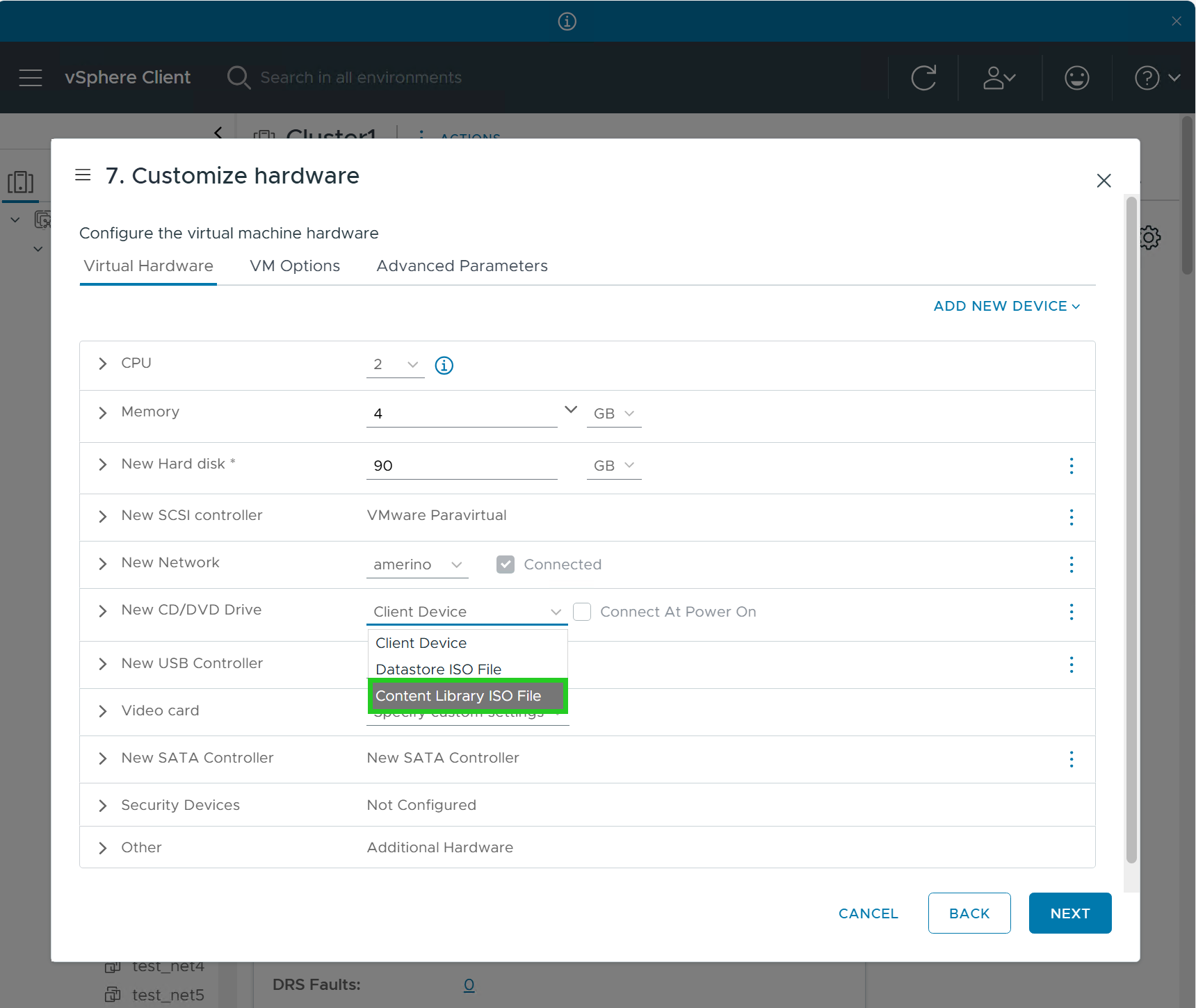Screenshot: Das Fenster Customize Hardware wird angezeigt. In diesem Fenster ist in der Liste New CD/DVD Drive die Option Content Library ISO File hervorgehoben.