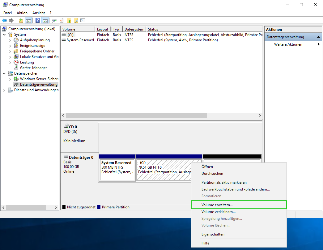 Screenshot: In der Computerverwaltung wird die Datenträgerverwaltung angezeigt. In der Datenträgerverwaltung wird neben der zu erweiternden Partition ein Menü angezeigt. In diesem Menü ist die Aktion Volume erweitern hervorgehoben.