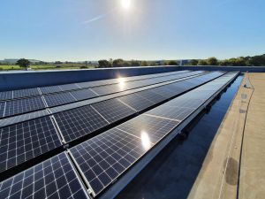 Photovoltaik-Panels bedecken das gesamte Dach des IONOS Rechenzentrums in Worcester
