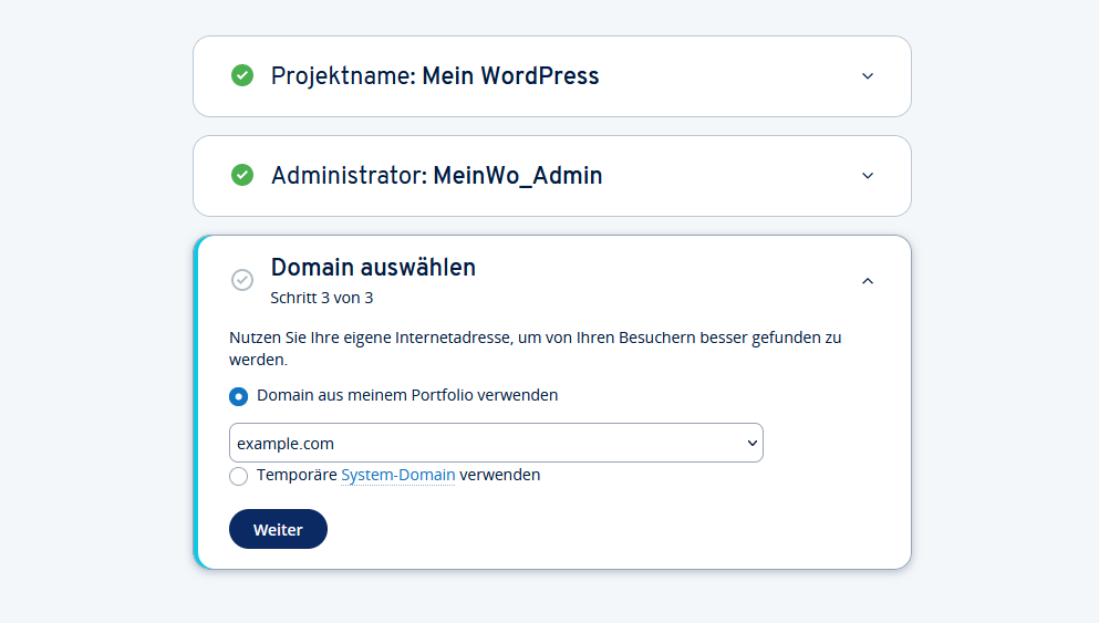 Screenshot der WordPress Click & Build-Installation im IONOS Konto. Oben sind der Projektname "Mein WordPress" und der Administrator "MeinWo_Admin" bestätigt. Darunter ist der Abschnitt "Domain auswählen" (Schritt 3 von 3) zu sehen. Es gibt zwei Optionen: 1. "Domain aus meinem Portfolio verwenden" mit einem Drop-down-Menü und der Beispiel-Domain "example.com". 2. "Temporäre System-Domain verwenden". Ein blauer Button mit der Aufschrift "Weiter" ist unten links sichtbar.